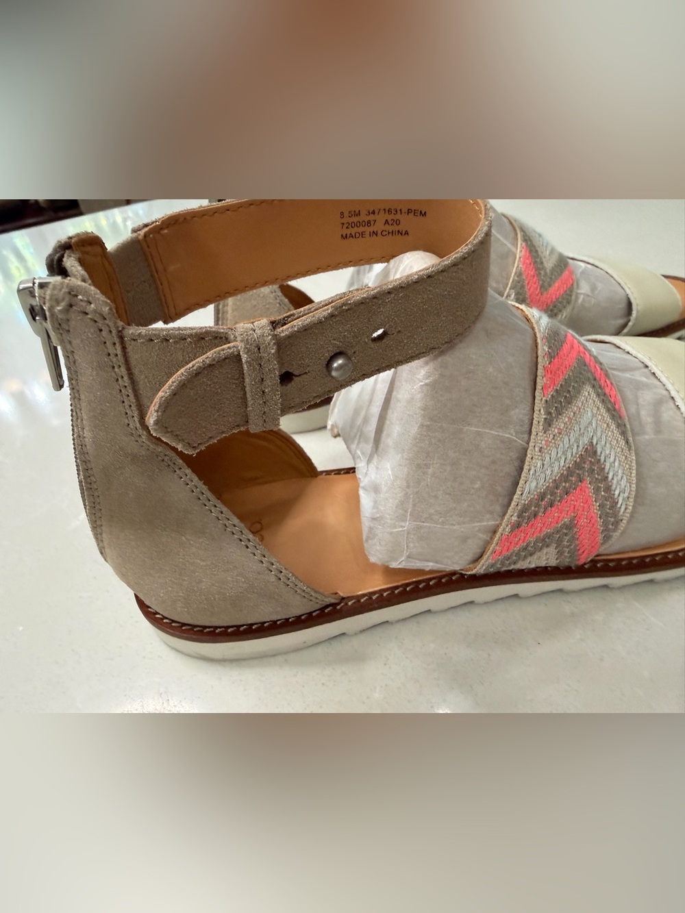 Frye & Co. Port 2 Band Flat Sandals Peach Multicolor Chevron Suede 8.5M - Picture 3 of 9